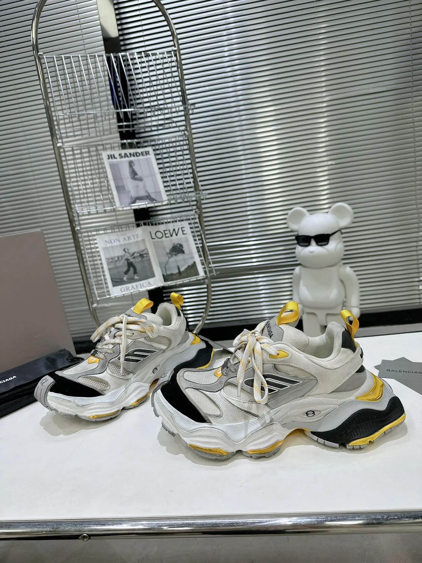 👟👟Ex-factory price 900👟👟 Balenciaga SUMMER 24 Cargo Sneaker Global Limited Edition (JDL) top version super hot! The ultimate secret of 6XL. With the release of Balenciaga's summer 24 series, the 6XL sneakers worn by Liu Haoran on the show once again became a fashion talking point. As soon as the show ended, many bloggers posted reviews of these shoes and comparisons with the 3XL. Looking closely at the whole shoe, there is a larger variant of the "B" logo and a smaller bright yellow as embellishment. The upper material is still normal leather + mesh. All pairs of original materials. Number of yards: 35-45 yards.